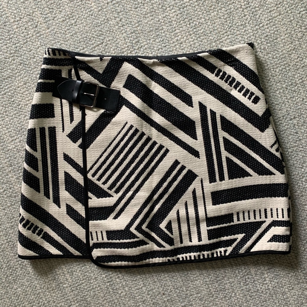 Zara skirt with buckle (like new)